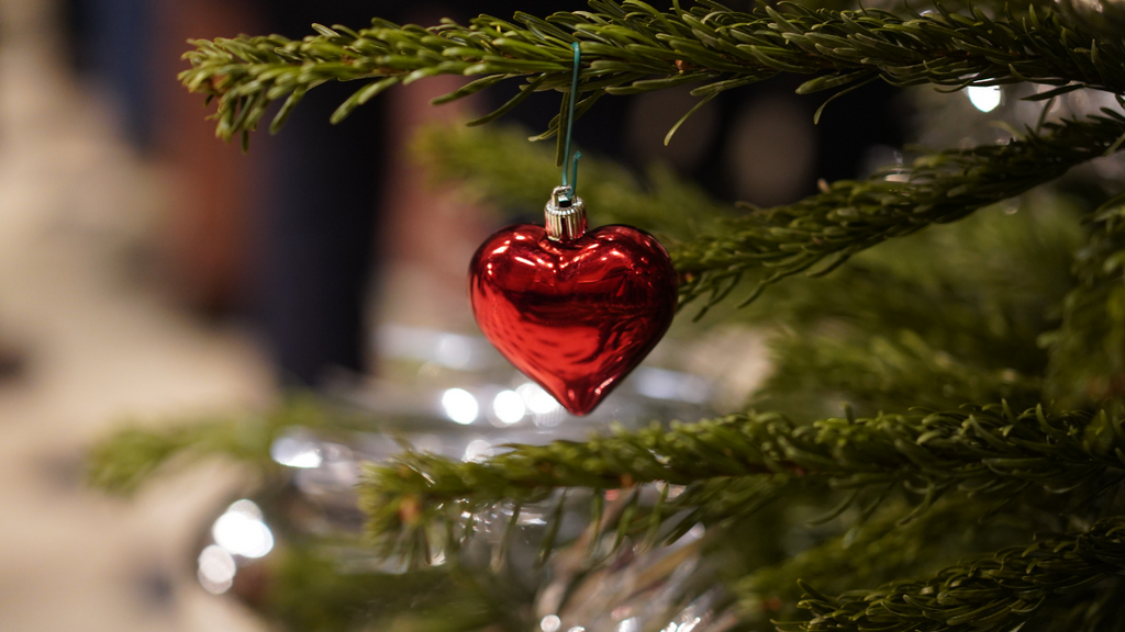 5 Romantic Christmas Date Ideas: 2022 Holiday Season Edition